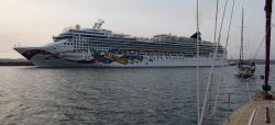 Norwegian Jewel cruise-ship in Eden